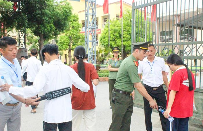 Quy trình kiểm tra được triển khai đồng bộ, nhẹ nhàng, tránh gây áp lực trước giờ làm bài nhưng vẫn bảo đảm yêu cầu kiểm soát chặt chẽ theo quy định.