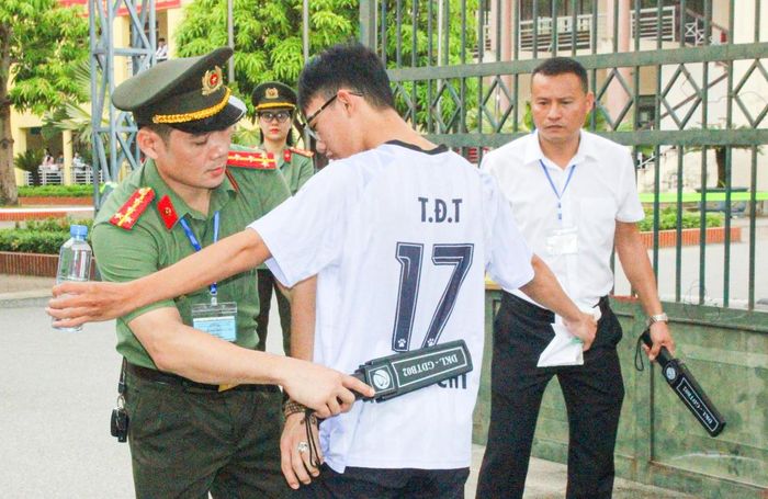 Đồng loạt triển khai máy quét an ninh cầm tay tại tất cả 35 điểm thi nhằm tăng cường phòng ngừa gian lận bằng thiết bị công nghệ cao.