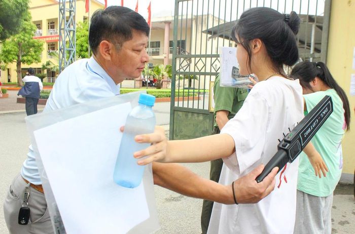 Đa số thí sinh đều nắm rõ quy chế, chỉ mang theo các vật dụng cần thiết.