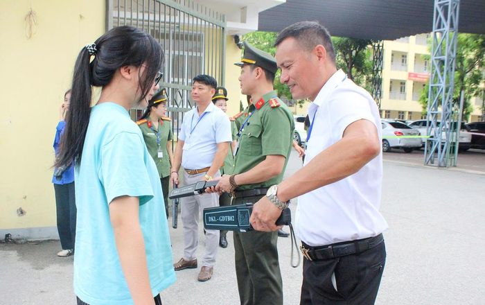 Loại thiết bị được sử dụng là máy dò kim loại cầm tay chuyên dụng, thường được áp dụng trong công tác kiểm soát an ninh tại sân bay, nhà ga và các sự kiện đông người.