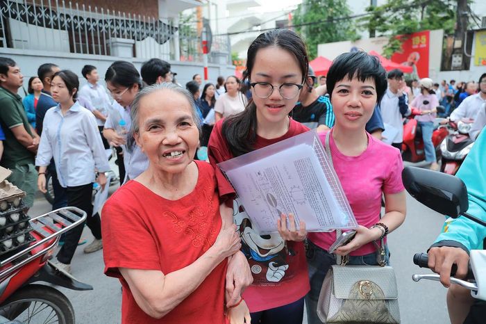 Niềm vui của học sinh và phụ huynh sau khi hoàn thành ngày thi đầu tiên của Kỳ thi tốt nghiệp THPT 2026.