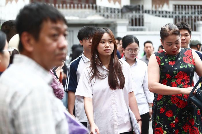 Em Đỗ Thùy Linh, học sinh Trường THPT Lê Quý Đôn - Đống Đa nhận xét, đề thi Toán năm nay không quá khó và "dễ thở" hơn so với năm trước. Nữ sinh cho biết em làm được phần lớn câu hỏi, dự đoán đạt khoảng 7,5-8 điểm. Thùy Linh dự kiến đặt nguyện vọng vào Học viện Báo chí và Tuyên truyền.