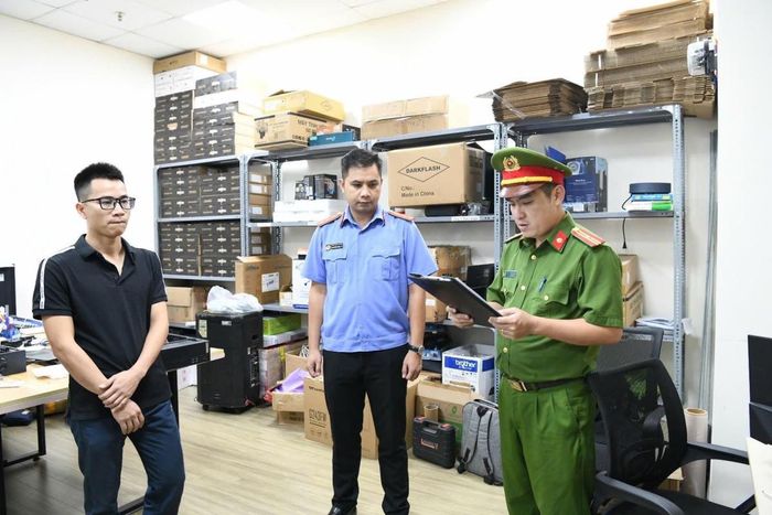 Cơ quan CSĐT Công an tỉnh Phú Thọ thi hành lệnh khám xét khẩn cấp nơi làm việc đối với Khuất Tiến Minh, Giám đốc Công ty TNHH MTV giải pháp công nghệ Tek- solution. Ảnh: Công an tỉnh Phú Thọ.