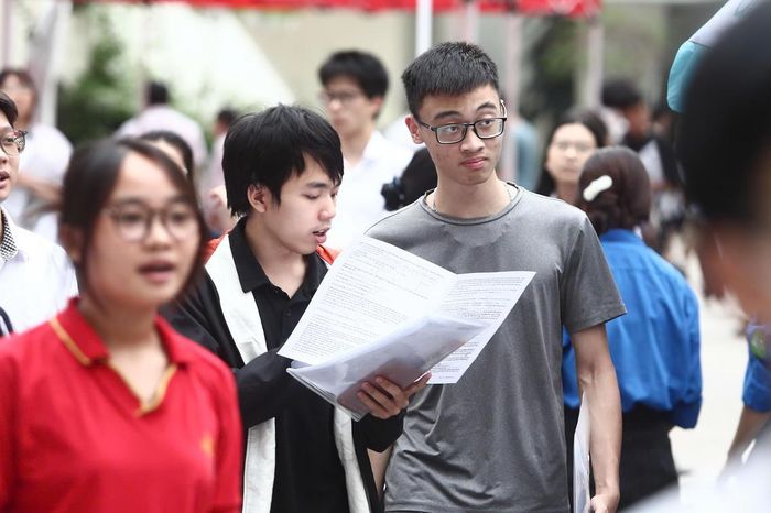 Thí sinh sau khi hoàn thành bài thi môn Toán chiều 11/6. Ảnh: Lê Khánh