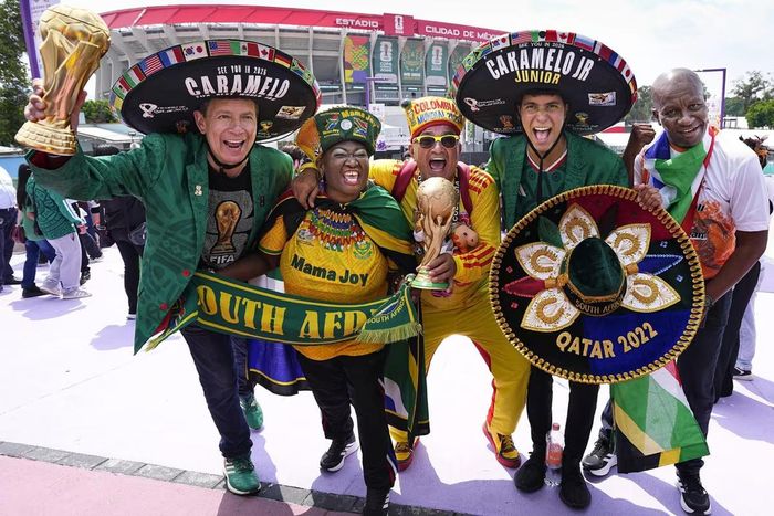 Người hâm mộ bóng đá tập trung quanh sân vận động Estadio Azteca tại Mexico City vào đêm trước trận khai mạc World Cup 2026 giữa Mexico và Nam Phi. Nguồn: Getty Images.