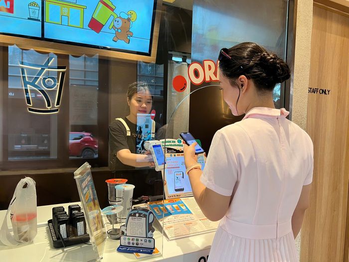 Du khách quét mã VietQR Global và thanh toán trực tiếp bằng ứng dụng ngân hàng của quốc gia mình. Ảnh: T.L