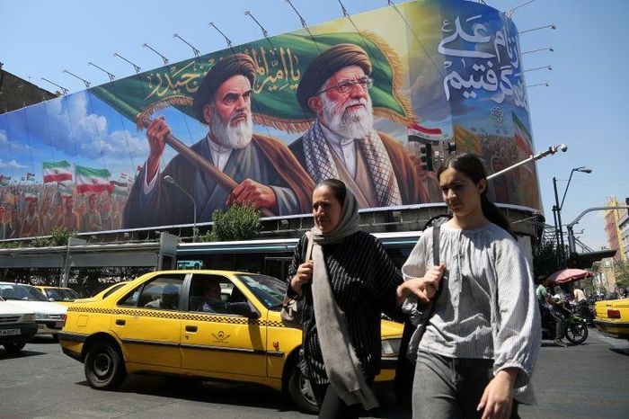 Người dân trên đường phố ở thủ đô Tehran (Iran) ngày 8-6. Ảnh: Fatemeh Bahrami/Anadolu