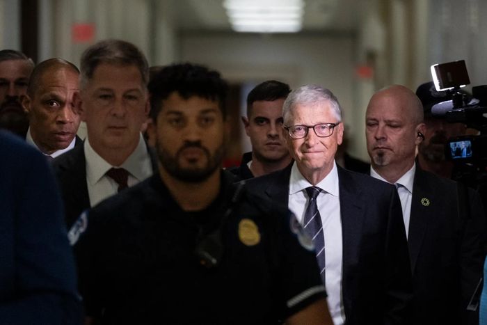 Tỉ phú Bill Gates (đeo kính) tại Điện Capitol ngày 10-6. Ảnh: NEW YORK TIMES