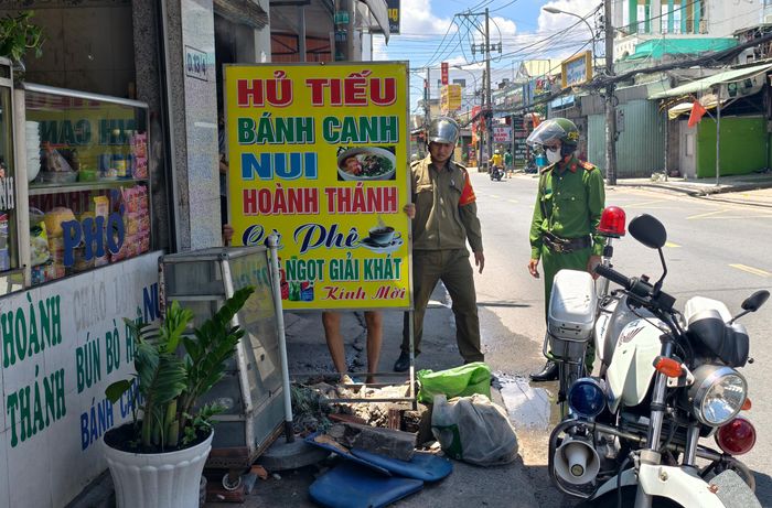 Các tổ công tác thuộc Công an huyện Bình Chánh cũng phối hợp tuần tra, kiểm soát các tuyến đường trọng điểm trên địa bàn, xử lý các vi phạm. Ảnh: N.TÂN