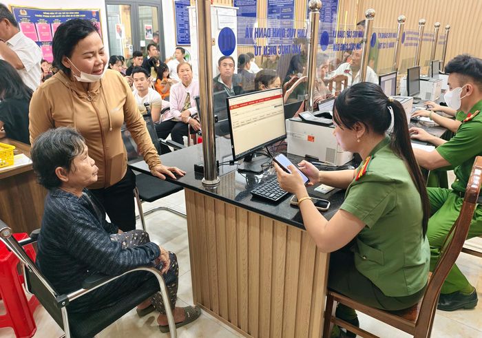 Công an xã Bình Chánh túc trực 100% quân số trong đợt cao điểm, giải quyết các thủ tục cho người dân. Ảnh: N.TÂN