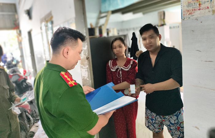 Công an kiểm tra từng nhà trọ, lấy mẫu test ma túy với từng người theo quy định. Ảnh: N.TÂN