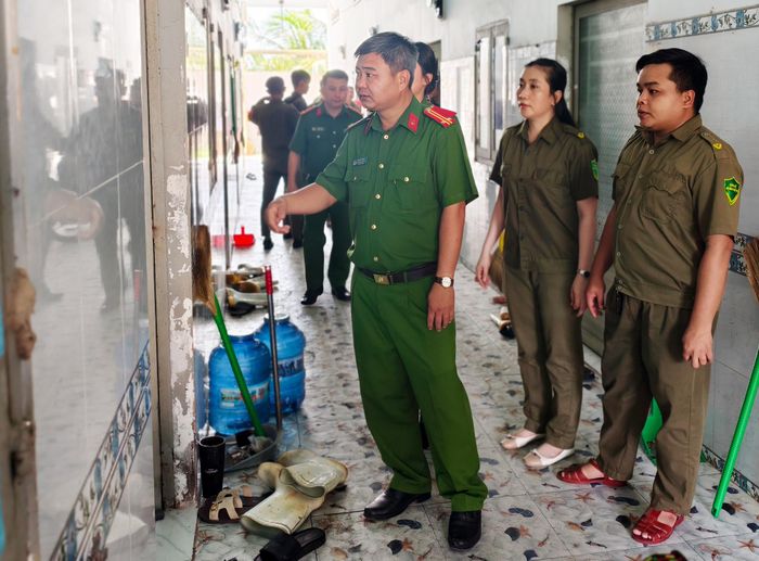 Tổ công tác Công an huyện Bình Chánh đi từng nhà trọ trên địa bàn để kiểm tra lưu trú, test ma túy. Ảnh: N.TÂN