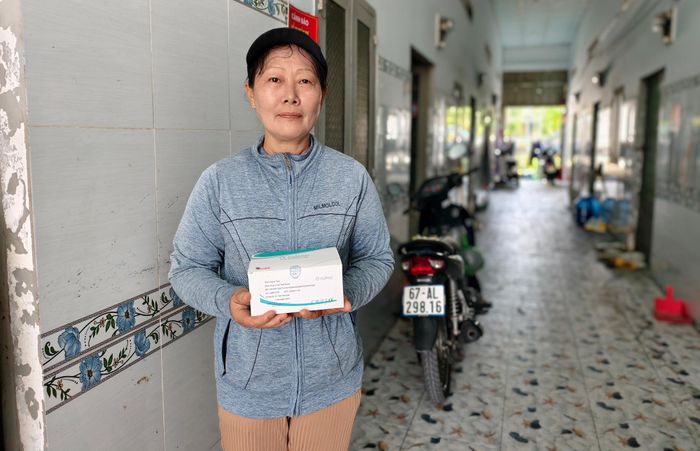Bà Lê Thị Thanh Nga chủ nhà trọ trên địa bàn cho biết đã tự trang bị que test để phối hợp cùng với Công an xã Bình Chánh kiểm tra người thuê trọ. Ảnh: N.TÂN