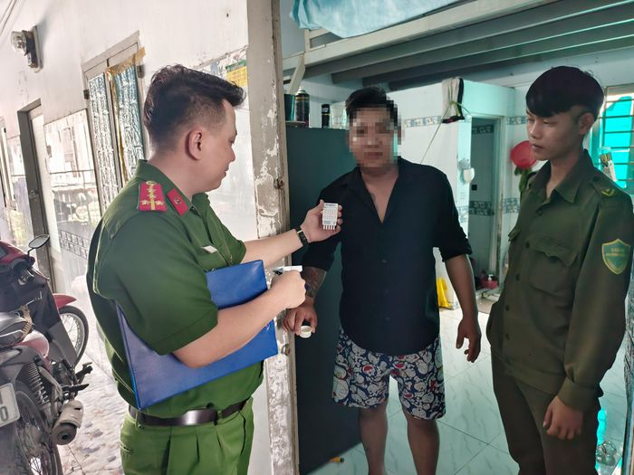 Trong buổi kiểm tra, 100% người thuê trọ đều cho kết quả âm tính với ma túy. Ảnh: N.TÂN
