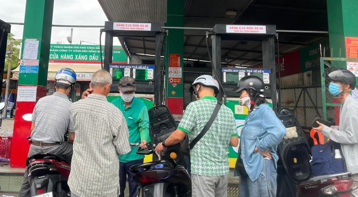  Người dân đang đổ xăng E10. 