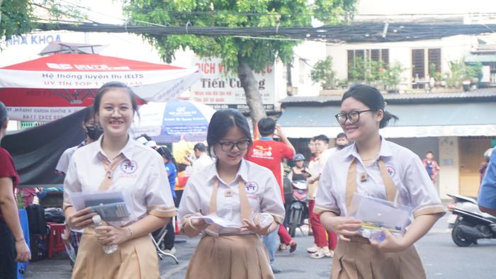  Nhiều thí sinh có mặt rất sớm tại điểm thi Trường THCS Hà Huy Tập. Ảnh: NGUYỄN QUYÊN 