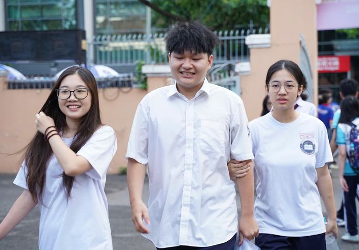  Thí sinh tự tin trước khi bước vào bài thi đầu tiên của kỳ thi tốt nghiệp THPT. Ảnh: THUẬN VĂN 