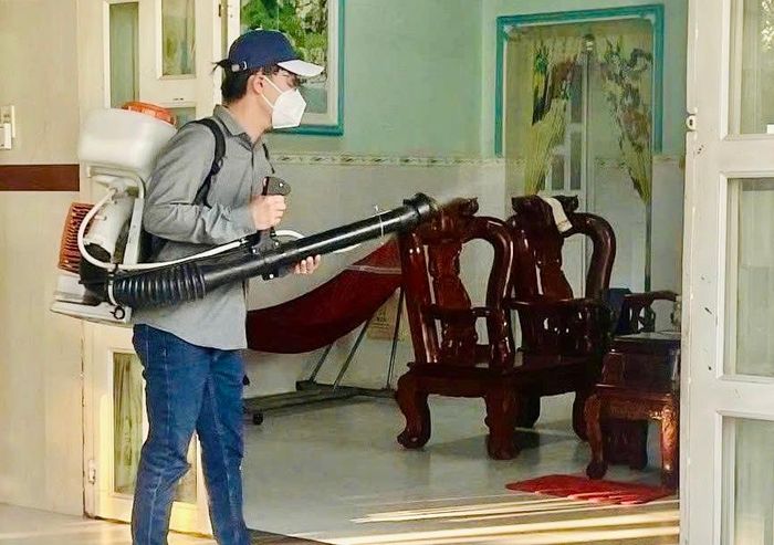  Phun hóa chất diệt muỗi tại ấp Đồng Chinh, xã Phước Hòa, để xử lý ổ dịch sốt xuất huyết. Ảnh: HCDC 