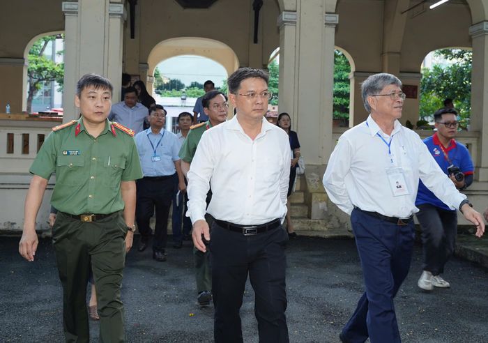 Ông Nguyễn Mạnh Cường, Ủy viên dự khuyết Trung ương Đảng, Phó Chủ tịch UBND TP.HCM, Trưởng Ban chỉ đạo kỳ thi tốt nghiệp THPT trên địa bàn TP kiểm tra công tác thi tốt nghiệp THPT tại điểm thi Trường THPT chuyên Lê Hồng Phong. Ảnh: THUẬN VĂN
