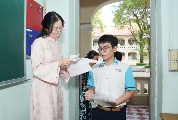 Các thí sinh được kiểm tra thông tin cá nhân đầy đủ trước giờ làm bài thi. Ảnh: THUẬN VĂN