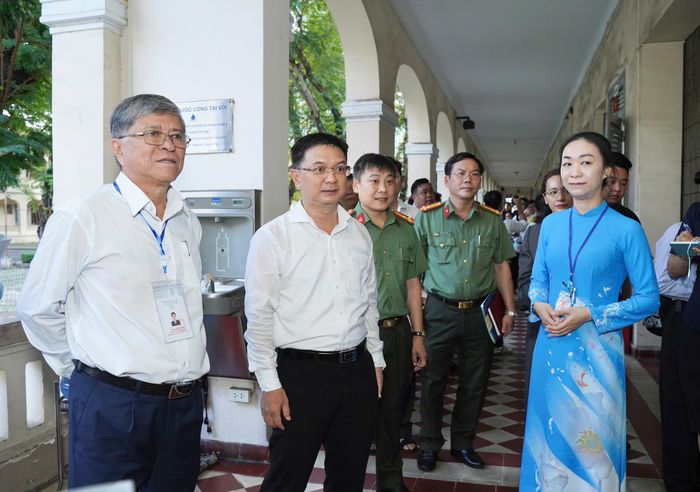 Ông Nguyễn Mạnh Cường trao đổi các vấn đề đảm bảo an ninh, an toàn trước, trong và sau kỳ thi với trưởng, phó điểm thi Trường THPT chuyên Lê Hồng Phong. Ảnh: THUẬN VĂN