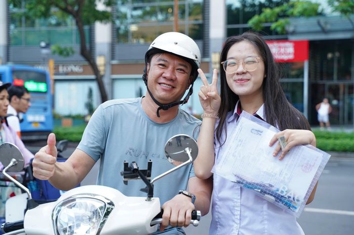 Không chỉ đồng hành cùng con đến điểm thi, các phụ huynh luôn tạo động lực, tinh thần thoải mái nhất cho các em hoàn thành kỳ thi quan trọng. Ảnh: THUẬN VĂN