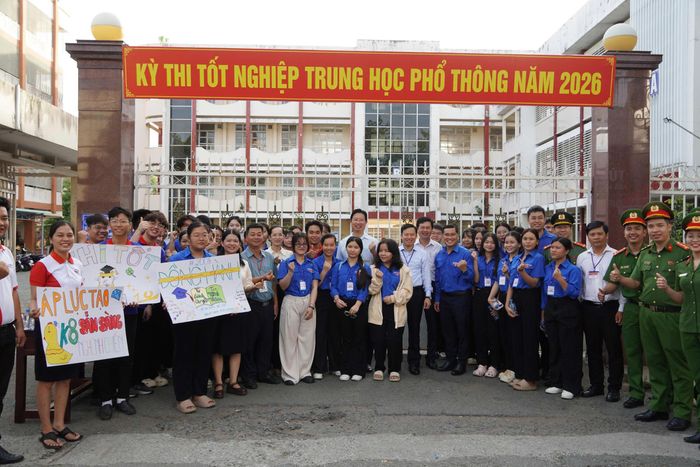  Lãnh đạo tỉnh Đồng Tháp cùng lực lượng tình nguyện viên chúc các sĩ tử hoàn thành xuất sắc kỳ thi tốt nghiệp THPT năm 2026. 
