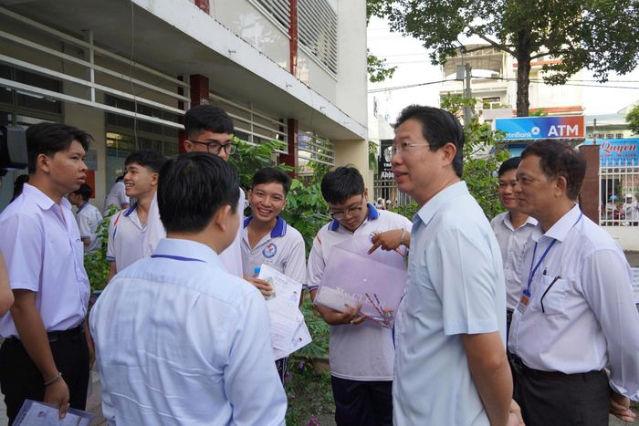  Ông Huỳnh Minh Tuấn, Phó Chủ tịch UBND tỉnh Đồng Tháp gặp gỡ, động viên các thí sinh trước khi vào thi. 