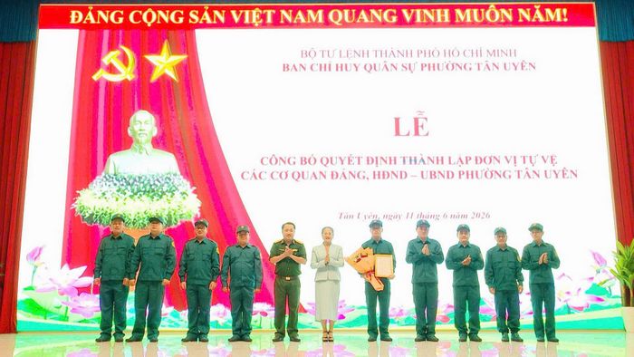  Ban Chỉ huy Quân sự phường Tân Uyên tổ chức lễ công bố quyết định thành lập đơn vị tự vệ các cơ quan Đảng, HĐND-UBND phường, góp phần xây dựng lực lượng tự vệ vững mạnh, đáp ứng yêu cầu nhiệm vụ trong tình hình mới. Ảnh: XUÂN MINH 