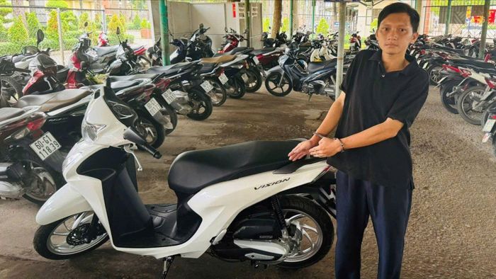 Khi phát hiện chủ xe ngủ gục trên vỉa hè bên cạnh xe máy có cắm sẵn chìa khóa, Hoàn đã lấy trộm rồi đem về TP Đồng Nai cất giấu chờ tiêu thụ thì bị công an bắt giữ. Ảnh: CA