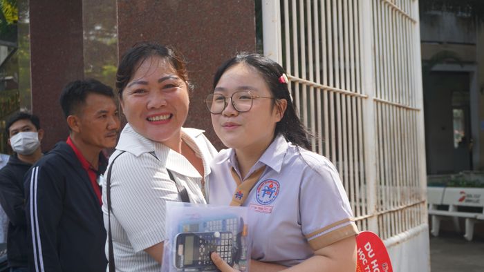 Mẹ và Quỳnh Trâm bên ngoài điểm thi. Ảnh: NGUYỄN QUYÊN 