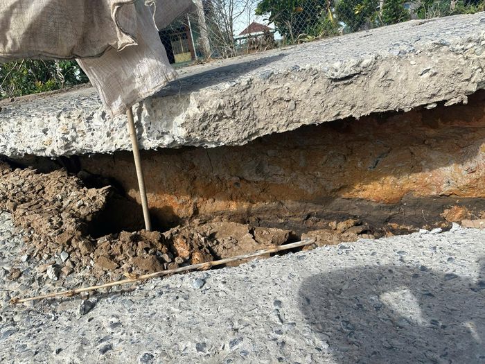  Đoạn mặt đường bị sụt lún, nứt gãy nghiêm trọng sau sự cố sạt lở. Ảnh: HUỲNH DU 