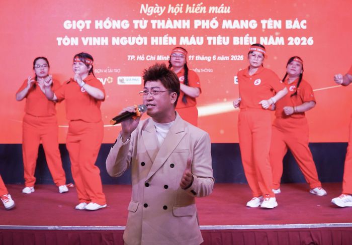  Nhạc sĩ, ca sĩ Sỹ Luân trình bày "Hành trình Đỏ – Ước mơ cho ngày mai". 