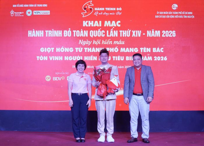  Bà Lê Nhật Thùy, Chủ tịch Quỹ Hỗ trợ Từ thiện C.P. Việt Nam cùng ông Nguyễn Tuấn Khởi, Tổng Giám đốc VTVCorp trao hoa đến nhạc sĩ, ca sĩ Sỹ Luân. 
