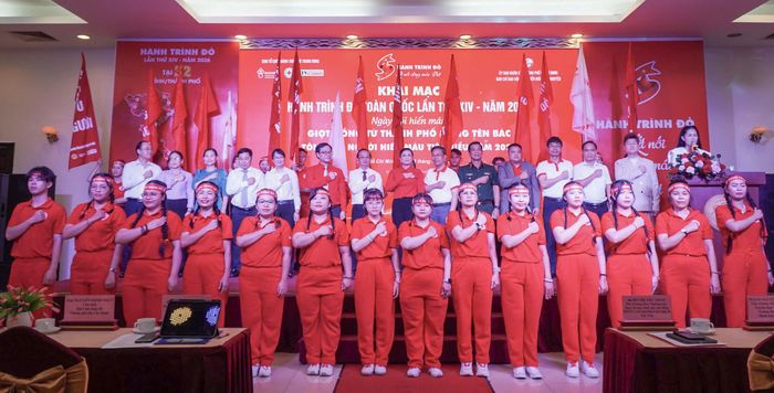  Ban tổ chức, lãnh đạo TP, đại biểu phát động chương trình Hành trình Đỏ lần thứ 14. 