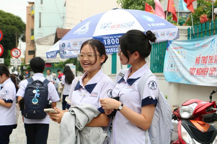 Đề Toán không đánh đố, thí sinh rạng ngời sau khi rời khỏi phòng thi. Ảnh: TT