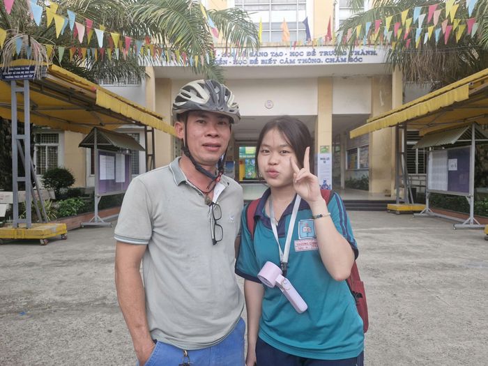 Thảo Vy cùng với bố của mình sau khi kết thúc bài thi Toán. Ảnh: NGUYỄN QUYÊN