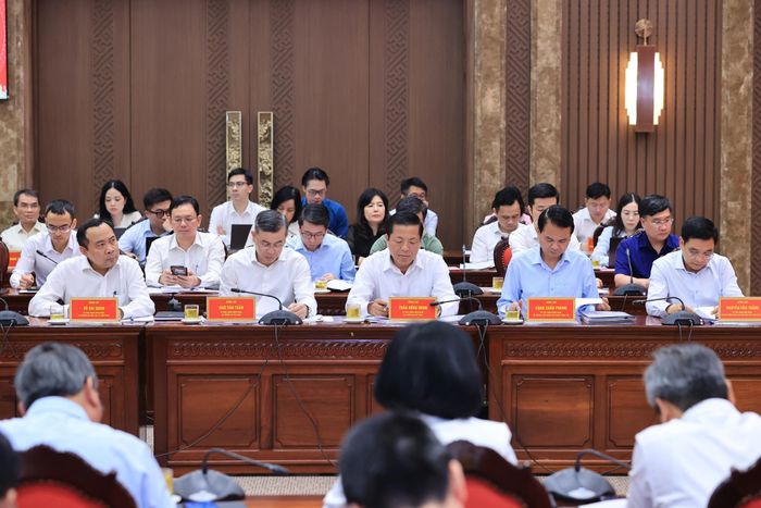  Thủ tướng lưu ý Hà Nội cần kiến nghị với các cơ quan Trung ương để bổ sung, sửa đổi, hoàn thiện thể chế, cơ chế, chính sách chung cho cả nước về đất đai, thị trường bất động sản, nhà ở và đặc biệt là nhà ở cho thuê. Ảnh: VGP 
