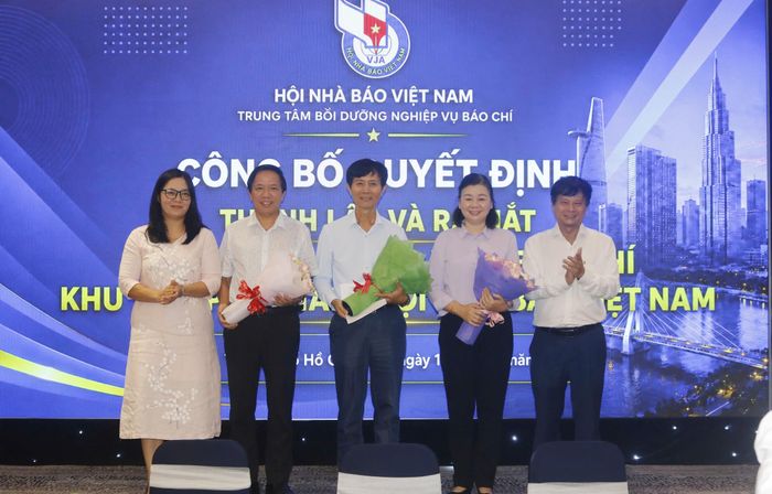  Nhà báo Nguyễn Đức Liên, nguyên Trưởng văn phòng đại diện Báo VietNamNet tại TP.HCM (giữa) tại buổi lễ ra mắt Câu lạc bộ Giảng viên báo chí khu vực phía Nam 