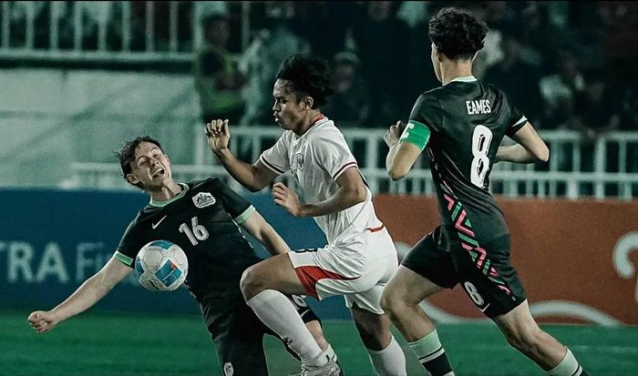 Chủ nhà Indonesia (trắng) thua Úc 0-1 ngay cuối trận thật nghiệt ngã. Ảnh: Bola