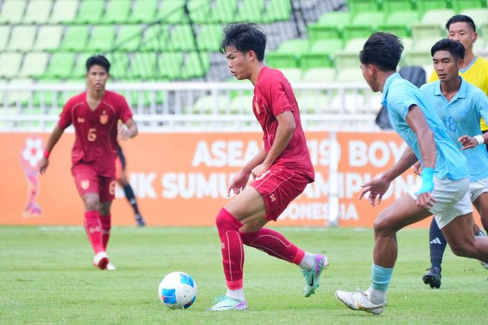 Ở trận bán kết 1, Thái Lan (đỏ) thắng Campuchia 4-0. Ảnh: FAT