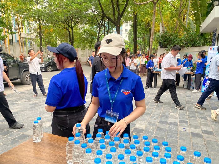  Các tình nguyện viên tham gia hỗ trợ tại điểm thi THCS&amp;THPT Lương Thế Vinh, Hà Nội, sáng 11/6. Ảnh: Ngọc Bích. 