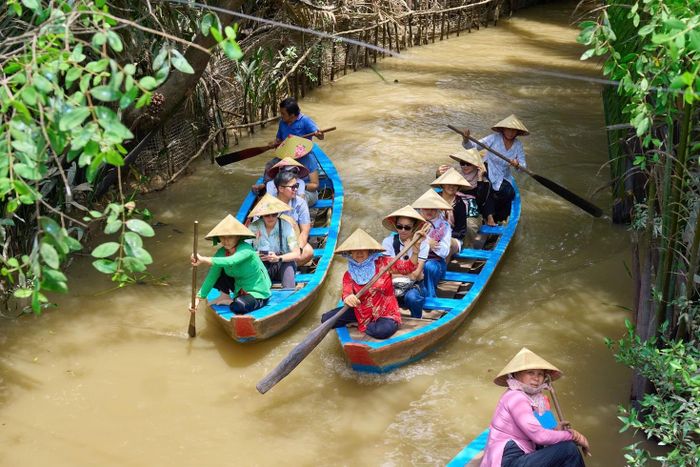 Khách Indonesia trong đoàn khách MICE 900 người trải nghiệm miền Tây sông nước, đầu tháng 5. Ảnh: Viking.