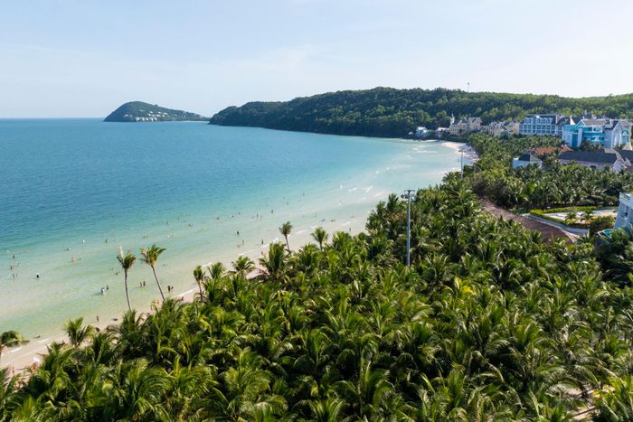Bãi Kem (còn gọi là Bãi Khem) ở Phú Quốc uốn cong như lưỡi liềm, tạo thành một vịnh nhỏ yên ả ở Nam đảo, nơi mặt biển thường lặng gió suốt ngày dài. Ảnh: Linh Huỳnh.
