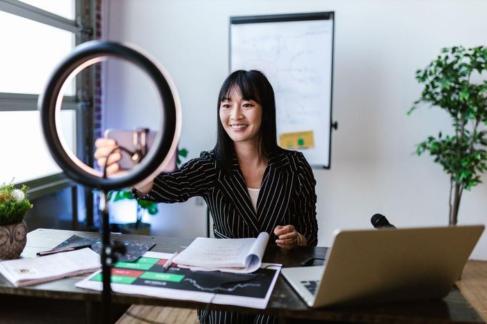 Các KOL là kênh thông tin cho người có nhu cầu mua sách. Ảnh: RDNE Stock project/Pexels.
