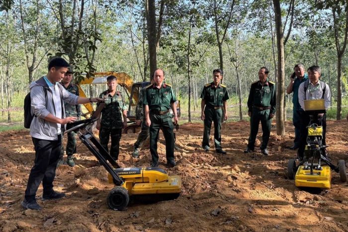  Đại tá Nguyễn Đình Chuẩn, Phó Chính ủy Bộ Tư lệnh TP.HCM chỉ đạo nhóm nghiên cứu từ Trường Đại học Khoa học Tự nhiên, Đại học Quốc gia TP.HCM dò tìm mộ liệt sĩ bằng radar xuyên đất vào năm 2025. Ảnh: NVCC. 