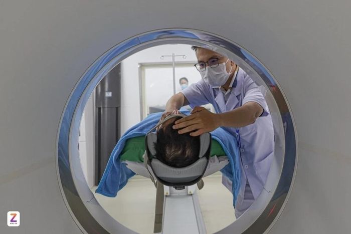  Trong chẩn đoán, các bác sĩ sử dụng hệ thống chụp cắt lớp vi tính đa dãy (CT Scanner), chụp cộng hưởng từ (MRI) và nội soi bàng quang để phát hiện sớm những tổn thương nhỏ. Ảnh: Duy Hiệu. 