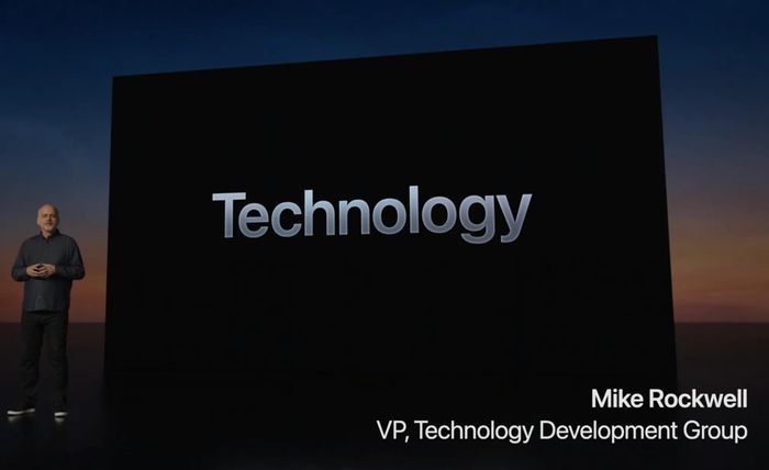 Mike Rockwell giới thiệu kính Vision Pro. Ảnh: Apple.