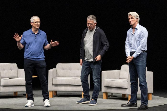 Từ trái sang: CEO Tim Cook, cựu trưởng bộ phận AI John Giannandrea, Phó chủ tịch cấp cao Kỹ thuật phần mềm Craig Federighi. Ảnh: Bloomberg.