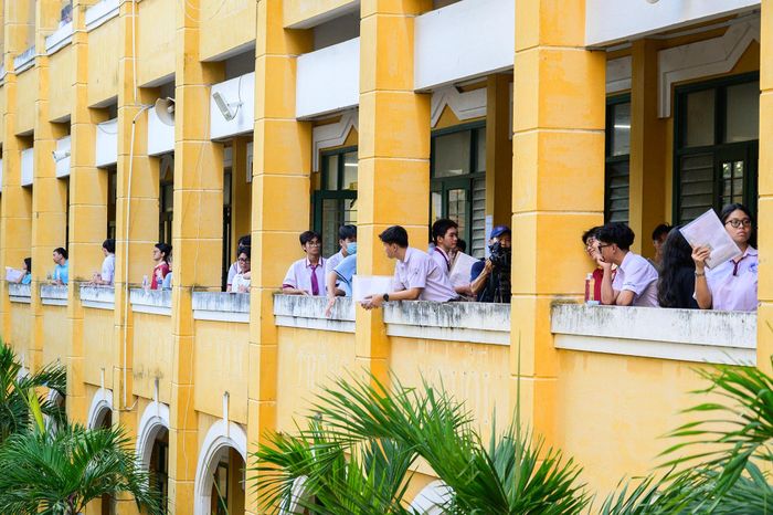  Khi thời điểm phát đề cận kề, không khí tại điểm thi THPT Trưng Vương trở nên căng thẳng và tập trung hơn. Trước cửa phòng thi, giám thị liên tục nhắc nhở thí sinh kiểm tra giấy tờ tùy thân, số báo danh và các vật dụng được phép mang vào phòng. Đặc biệt, cán bộ coi thi yêu cầu các em rà soát kỹ túi áo, túi quần để tránh mang theo điện thoại hoặc thiết bị điện tử không được phép. 